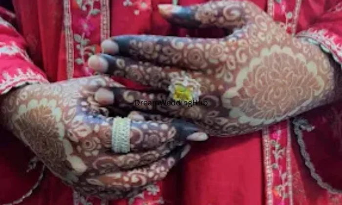 Insiya mehendi artist